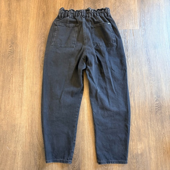 Zara High Waisted Paperbag Waist Black Jeans Size 6 EUC Denim Tapered Leg Edgy - Picture 4 of 8